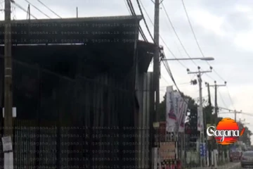 නගරේ මැද බිහිසුණු අනතුරක් - සේවකයන් තිදෙනෙක් අධි බලැති විදුලි රැහැනක් මතට වැටිලා