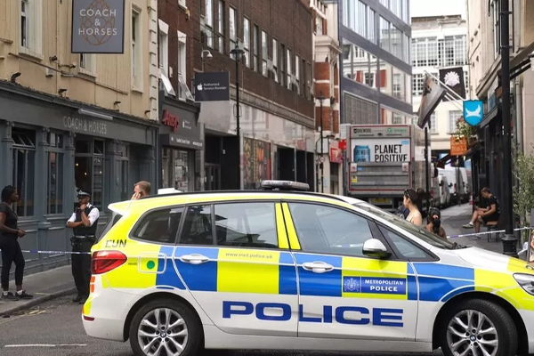 லண்டனில் முக்கிய வீதியில் ஒருவர் கொடூரமாக குத்திக் கொலை! | A Man Brutally Stabbed Death Main Street London