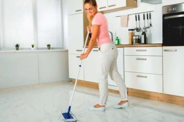 ஒருவர் வெளியேறும் போது வீட்டை பெருக்கக்கூடாது ஏன்? இனி தவறு செய்திடாதீங்க