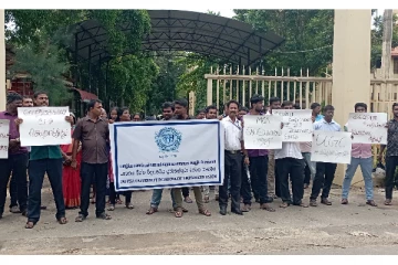 யாழ்.பல்கலைக்கழக ஊழியர் சங்கத்தினர் சம்பள உயர்வுகோரி போராட்டம்