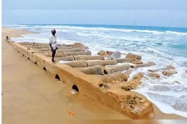 சுமார் 55 ஆண்டுகளுக்கு பிறகு கடல் அரிப்பால் தென்பட்ட தனுஷ்கோடி சாலை பாலம் - வைரலாகும் புகைப்படம் - தமிழ்நாடு