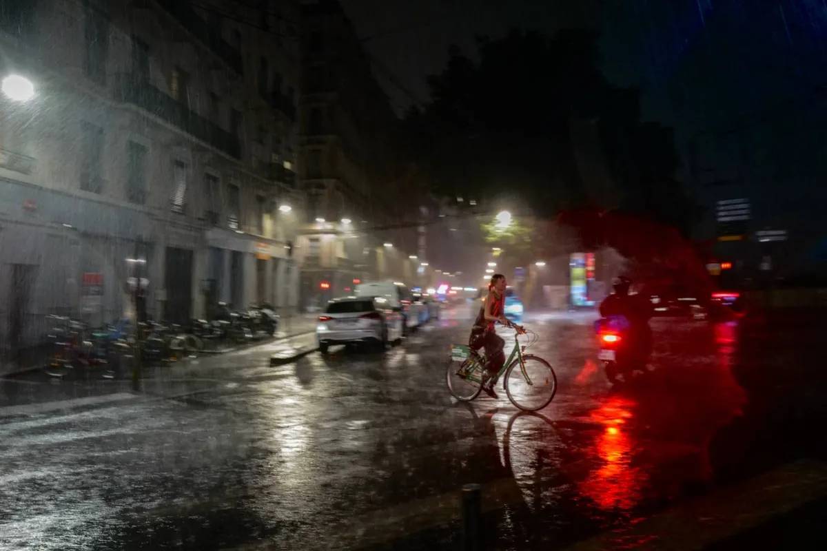 ஒரு பக்கம் வெப்பம்... மறுபக்கம் புயல்: பிரான்சில் இருவர் பலி | Heatwave And Storms Affect France 2 Dies ஒரு பக்கம் வெப்பம்... மறுபக்கம் புயல்: பிரான்சில் இருவர் பலி | Heatwave And Storms Affect France 2 Dies