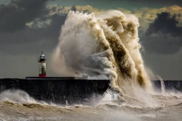 பிரித்தானியாவைத் தாக்கும் புயல் Eowyn... ரயில் சேவைகள் ரத்து, சிவப்பு எச்சரிக்கை அறிவிப்பு