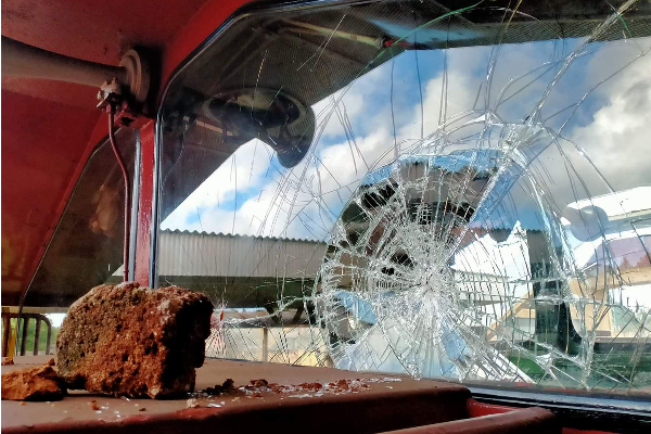 கடும் அதிருப்தியில் சுற்றுலா பயணிகள்: புகையிரதம் மீது கொடூர தாக்குதல்! | Sri Lanka Foreign Tourists Train Attack