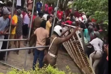 தம்புள்ளை கிரிக்கெட் மைதானத்திற்கு அருகில் குழப்பநிலை: இரும்பு வேலிகள் உடைப்பு