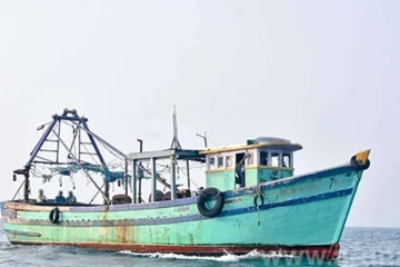 මත්ද්‍රව්‍ය යැයි සැක බහුදින ධීවර යාත්‍රාවක් නාවික හමුදා භාරයට