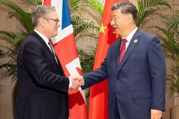 லண்டனில் சுற்றுலாப்பயணிகளின் கடவுச்சீட்டுகளைப் பரிசோதிக்கும் சீன பாதுகாப்பு அதிகாரிகள்