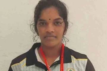 வரலாற்றுச் சாதனை படைத்த தமிழ் மாணவி ; குவியும் பாராட்டுக்கள்