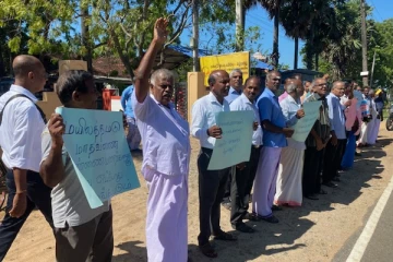 மட்டக்களப்பில் விவசாய அமைப்பினரின் கவனயீர்ப்பு போராட்டம்(Photos)