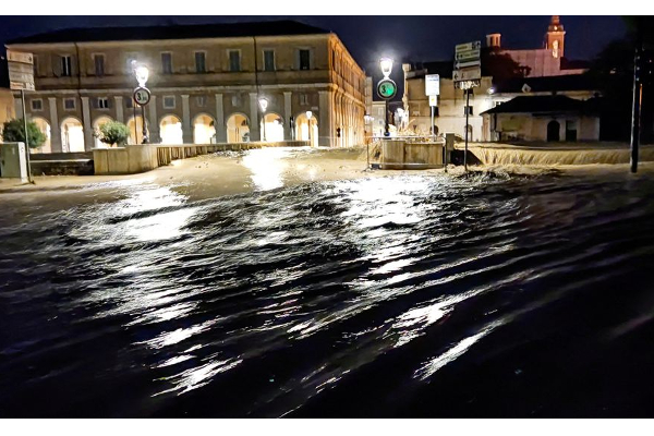 இத்தாலியை ஒரே நாளில் மூழ்கடித்த கனமழை! 9 பேர் பலி | Heavy Rain In Italy Natural Disaster