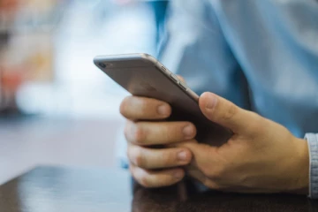 செல்போனில் முழ்கிய தங்கச்சியை அடித்துக் கொன்ற கொடூர அண்ணன்