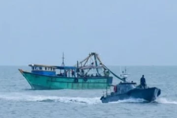 කන්න බොන්න නැතුව බැට්රි වතුර පවා බිව්වා - රටම හොයද්දි දින 10ක් මුහුදේ අතරමංව සිටි 'මිනු බබා -1'ගොඩබිමට එයි
