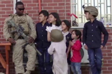 ஆப்கன் குழந்தைகளுடன் கொஞ்சி விளையாடும் அமெரிக்க ராணுவ வீரர்கள்! நெஞ்சை உருக்கும் வைரல் வீடியோ