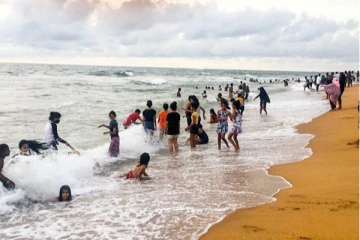 கல்கிஸ்ஸ கடற்கரையில் குவியும் மக்களால் ஆபத்து