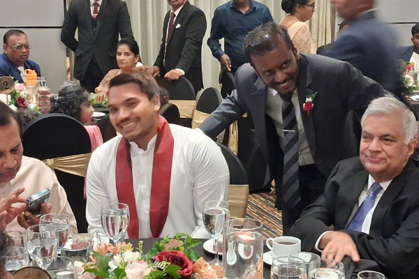 கொழும்பில் இரவு விருந்துபசாரத்தில் ஒன்றுக்கூடிய ரணில், சஜித், நாமல் உள்ளிட்ட பலர் | Ranil And Sajith Meet In Colombo Banquet