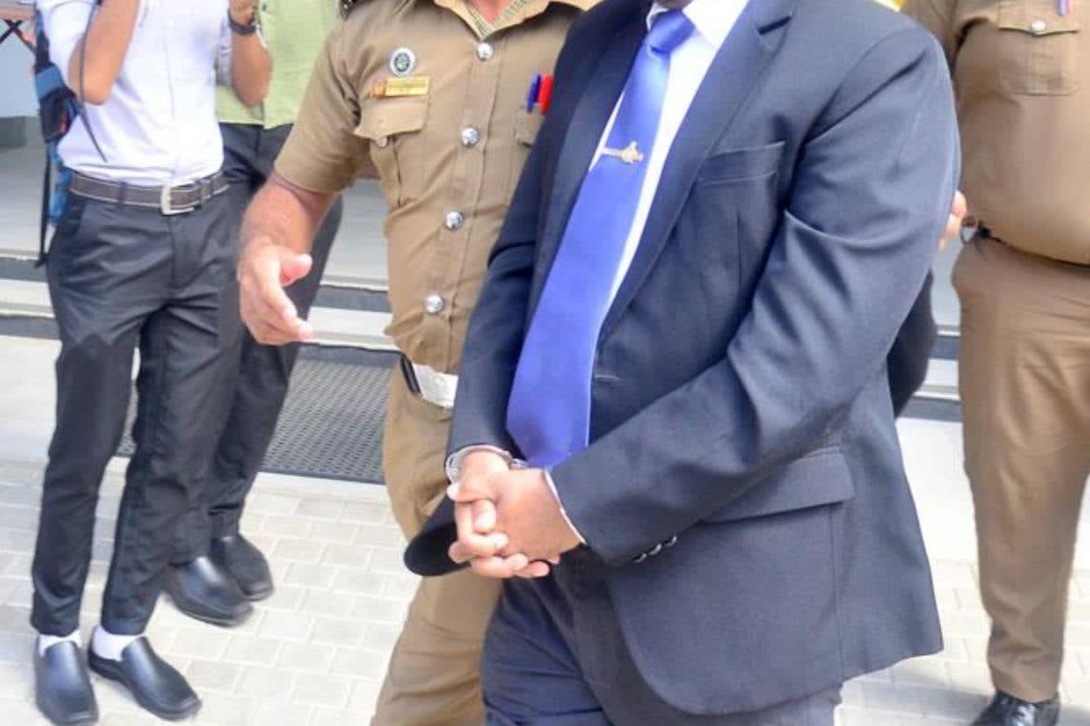குடிவரவு மற்றும் குடியகல்வு திணைக்களத்தின் பிரதி கட்டுப்பாட்டாளர் அதிரடியாக கைது | Officer Of Imigration Department Arrested குடிவரவு மற்றும் குடியகல்வு திணைக்களத்தின் பிரதி கட்டுப்பாட்டாளர் அதிரடியாக கைது | Officer Of Imigration Department Arrested