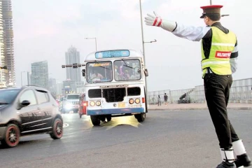 சினிமாவை மிஞ்சிய சம்பவம்; பொலிஸ் அதிகாரியை தரதரவென இழுத்துச் சென்ற மோட்டார் சைக்கிள் ஓட்டுநர்!