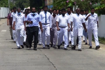 வைத்தியசாலை பணியாளர்கள் வீதியில் இறங்கி ஆர்ப்பாட்டம் (Video)