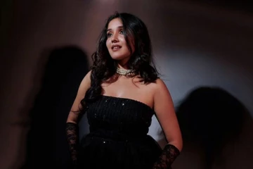 சேலையில் போட்டோஷூட்.. 19 வயதில் ரசிகர்களை கவர்ந்திழுத்த அனிகா