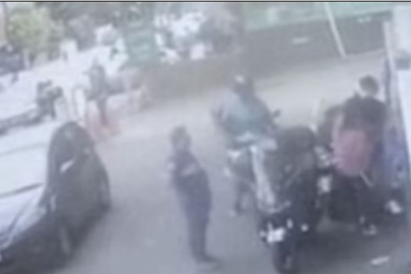 பிரித்தானிய எரிபொருள் பிரச்சினை: லண்டனில் பெட்ரோல் நிலையம் நடத்தும் இந்திய பெண்ணைத் தாக்கிய நபர்... பதறவைக்கும் வீடியோ | Moment Female Petrol Station Boss Attacked Thug