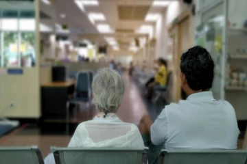 கனடாவில் அவசர சிகிச்சைப் பிரிவில் காத்திருந்த முதியவருக்கு நேர்ந்த சோகம்