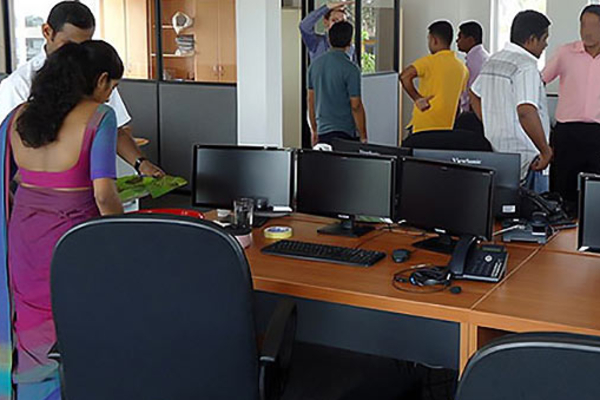 ஆட்பதிவுத் திணைக்களத்தில் நீண்ட வரிசையில் காத்திருக்கும் மக்கள் - அதிகாரிகளின் மோசமான செயல் | Officers Defrauding Overtime Allowances ஆட்பதிவுத் திணைக்களத்தில் நீண்ட வரிசையில் காத்திருக்கும் மக்கள் - அதிகாரிகளின் மோசமான செயல் | Officers Defrauding Overtime Allowances