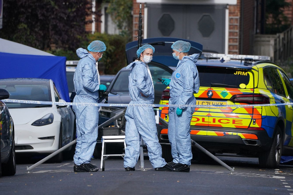 20 வயதுடைய இளைஞனின் உயிரைப்பறித்த லண்டன் பொலிஸார்! | London Police Killed A 20 Year Old Man