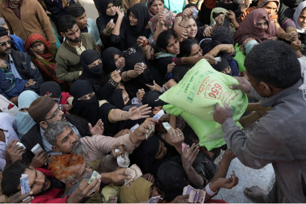 பிச்சை எடுக்க குவியும் பாகிஸ்தானியர்கள் - விசாவை நிறுத்திய அரபு நாடு | Uae Halts Pakistan Visa Over Begging Crime