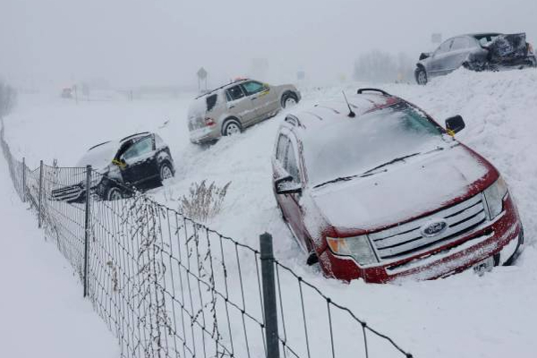 அமெரிக்காவில் வாகன விபத்துகளில் சிக்கி 16 பேர் உயிரிழப்பு! | 16 People Died In Car Accidents In America Freeze