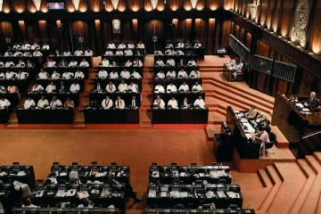 நாடாளுமன்ற உறுப்பினர்கள் சிலர் இதுவரையில் கைத்துப்பாக்கியை பெற்றுக்கொள்ளவில்லையென தகவல்