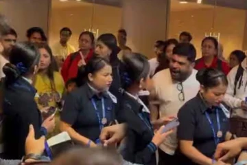 அடிக்கப் பாய்ந்த பயணிகள்; விமானப் பணிபெண்கள் செயல் - குவியும் பாராட்டு