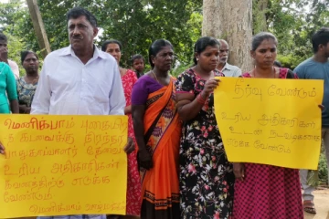 பாதுகாப்பற்ற புகையிரத கடவையை சீரமைத்து தருமாறு கோரி பொதுமக்கள் ஆர்ப்பாட்டம் (video)