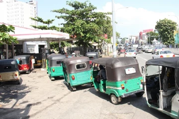 நாடு முழுவதிலும்  எரிபொருள் நிரப்பு நிலையங்களில் நீண்ட   வரிசை!