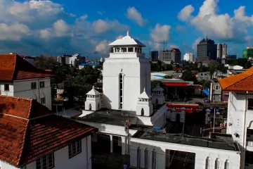 பாடசாலை அதிபரின் செயலால் கதிகலங்கிய அரசியல்வாதிகள்