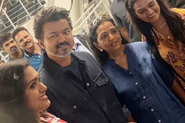 விஜய் தாயுடன் இருக்கும் இந்த பெண் யார் தெரியுமா!! வெளியான தகவல்.. | Vijay Depart For Jana Nayagan Audio Launch Selfie