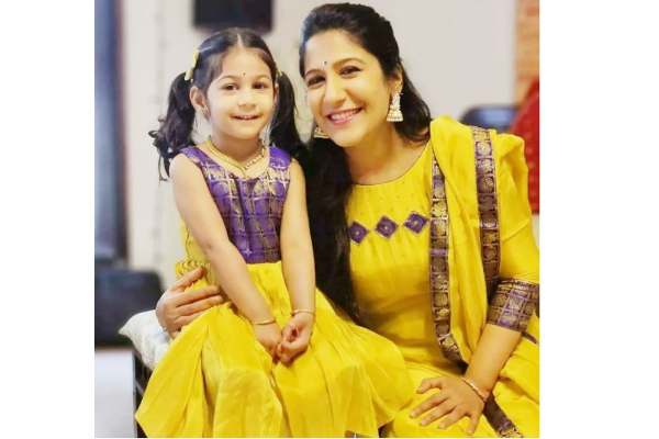 சூப்பர் சிங்கர் நிகழ்ச்சி நடுவர் சுவேதா மோகனின் மகளா இது? அப்பப்பா.... கொள்ளை கொள்ளும் அழகு | Entertainment