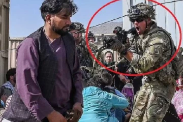 உயிருக்கு அஞ்சி ஓடிய  ஆப்கான் மக்களை துப்பாக்கி காட்டி மிரட்டிய  அமெரிக்க ராணுவம்!