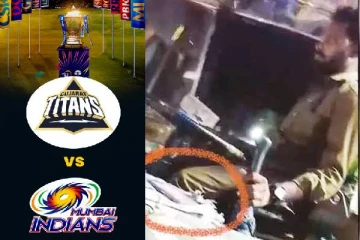 செல்போனில் கிரிக்கெட் பார்த்துக்கொண்டே பஸ்சை ஓட்டிய டிரைவர்; பயத்தில் அலறிய பயணிகள்!