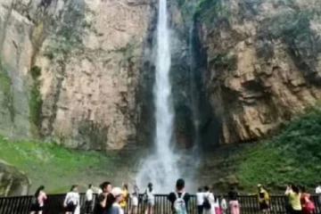 சீனாவின் மிக உயரமான அருவி... அம்பலமான உண்மை: அதிர்ச்சியில் சுற்றுலாப் பயணிகள்