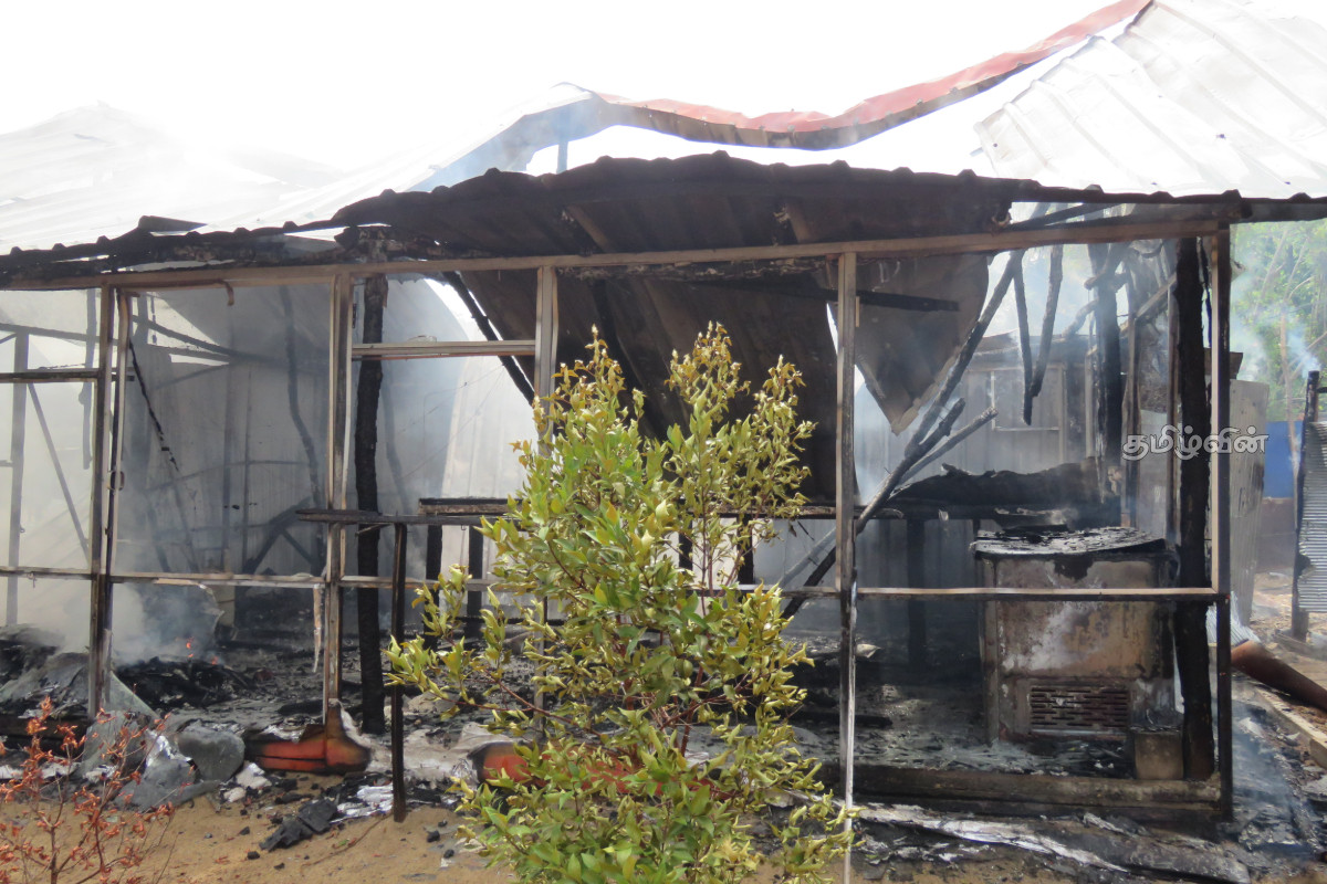 மட்டக்களப்பில் உணவு கடை தொகுதியில் தீ விபத்து | Fire Breaks Out At Food Stall In Batticaloa மட்டக்களப்பில் உணவு கடை தொகுதியில் தீ விபத்து | Fire Breaks Out At Food Stall In Batticaloa