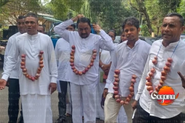 ලොකු ලූනු බෙල්ලේ එල්ලන් ඇවිත් මන්ත්‍රීවරු ප්‍රාදේශීය සභාවේ යකා නටයි - උණුසුම් තත්ත්වයක්