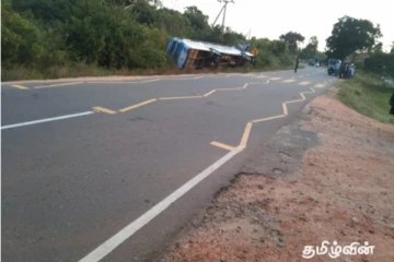 மடு பொலிஸ் நிலையம் முன்பு குடைசாய்ந்து விபத்திற்கு இலக்கான பேருந்து