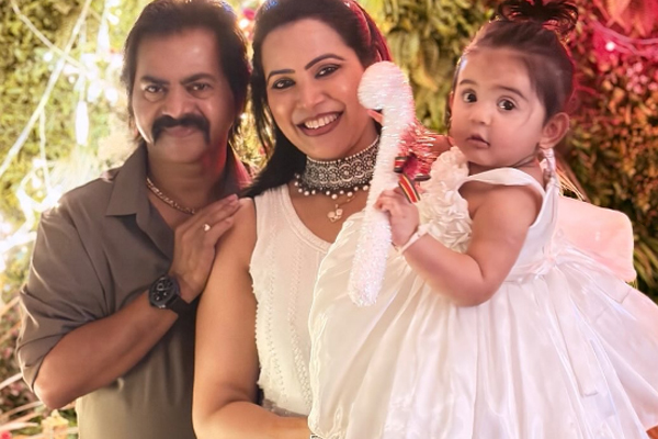 குடும்ப புகைப்படத்தை வெளியிட்ட ரெடின் கிங்ஸ்லி... குழந்தை எப்படி வளர்ந்திட்டாங்கனு பாருங்க | Actor Redin Kingsley Family Photo Viral