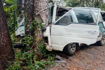 பாடசாலை மாணவர்களுடன் சென்ற பேருந்து விபத்து; 12 பேர் காயம்