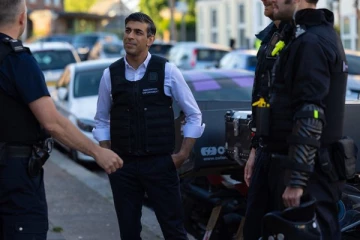 பிரித்தானியாவில் புல்லட் புரூப் ஆடையுடன் களத்தில் இறங்கிய ரிஷி சுனக்! 105 பேர் அதிரடியாக கைது