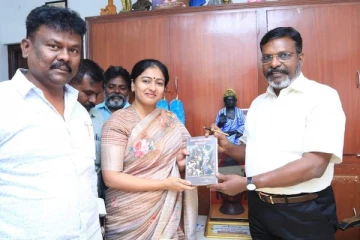 திருமாவளவனுடன் நடிகை காயத்ரி ரகுராம் திடீர் சந்திப்பு..!