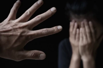 மகளுக்கு பாலியல் தொல்லை கொடுத்த தந்தை; தாய் தற்கொலை