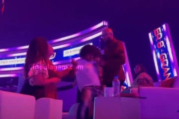 Lol? : Super Singer Set-ல் புகழை கலாய்த்து கதறவிட்ட நடுவர்கள்