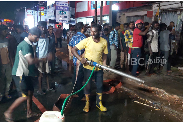 வவுனியாவில் தீ விபத்து - பற்றி எரிந்த உணவகம் | Fire Incident Vavuniya