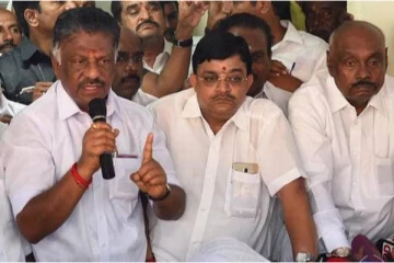 ஓ.பன்னீர்செல்வத்துடன் முன்னாள் எம்.பி மைத்ரேயன் சந்திப்பு..!